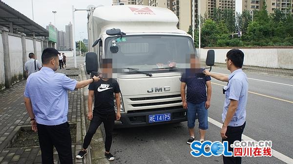 伪装成青豆、纸巾也难蒙混过关 郫都*草烟**连夜查获6394条违法卷烟