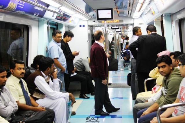 乘着地铁，乐购迪拜