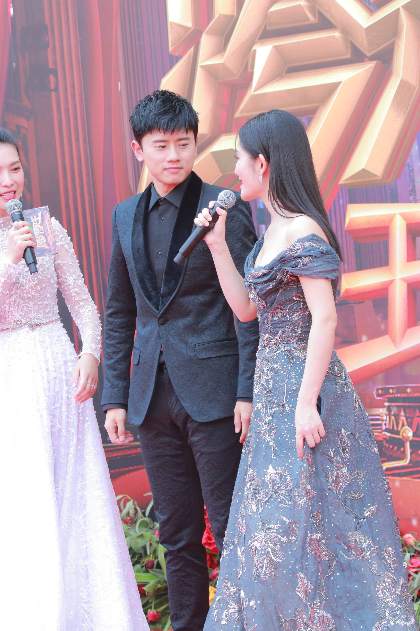 谢娜机场穿红色长裙被张杰夸赞,谢娜礼服三步一踩