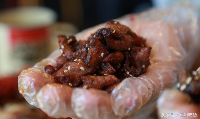 几个意思?去郑州南阳路吃海鲜,服务员你把菜倒桌上就跑?