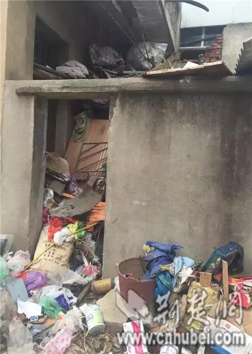 老人爱捡垃圾，不都是发扬节俭的好习惯，小心患上了这两种病！