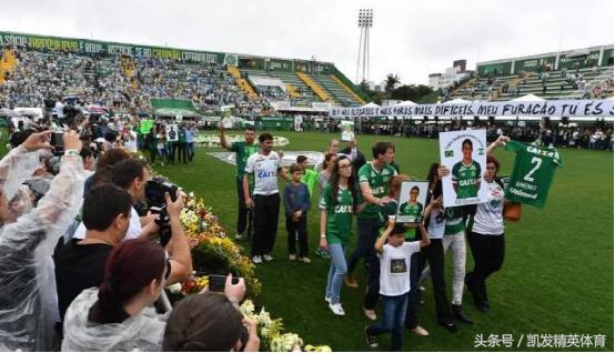 永恒的经典完美诠释了足球的魅力,足球赛场上那些感动到窒息的瞬间