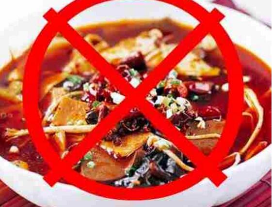 头皮上有一层厚厚的白色的头皮屑,头皮上有一层白色的头皮屑