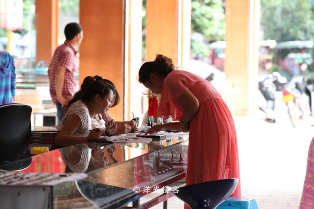 云南瑞丽翡翠玉器交易市场,瑞丽姐告翡翠批发市场在哪里