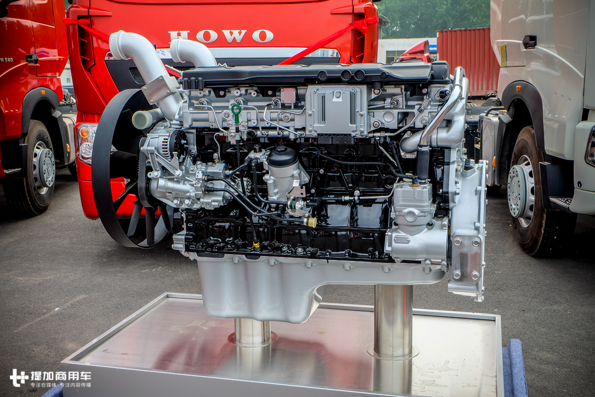 新款重汽t7牵引车,540马力的重汽