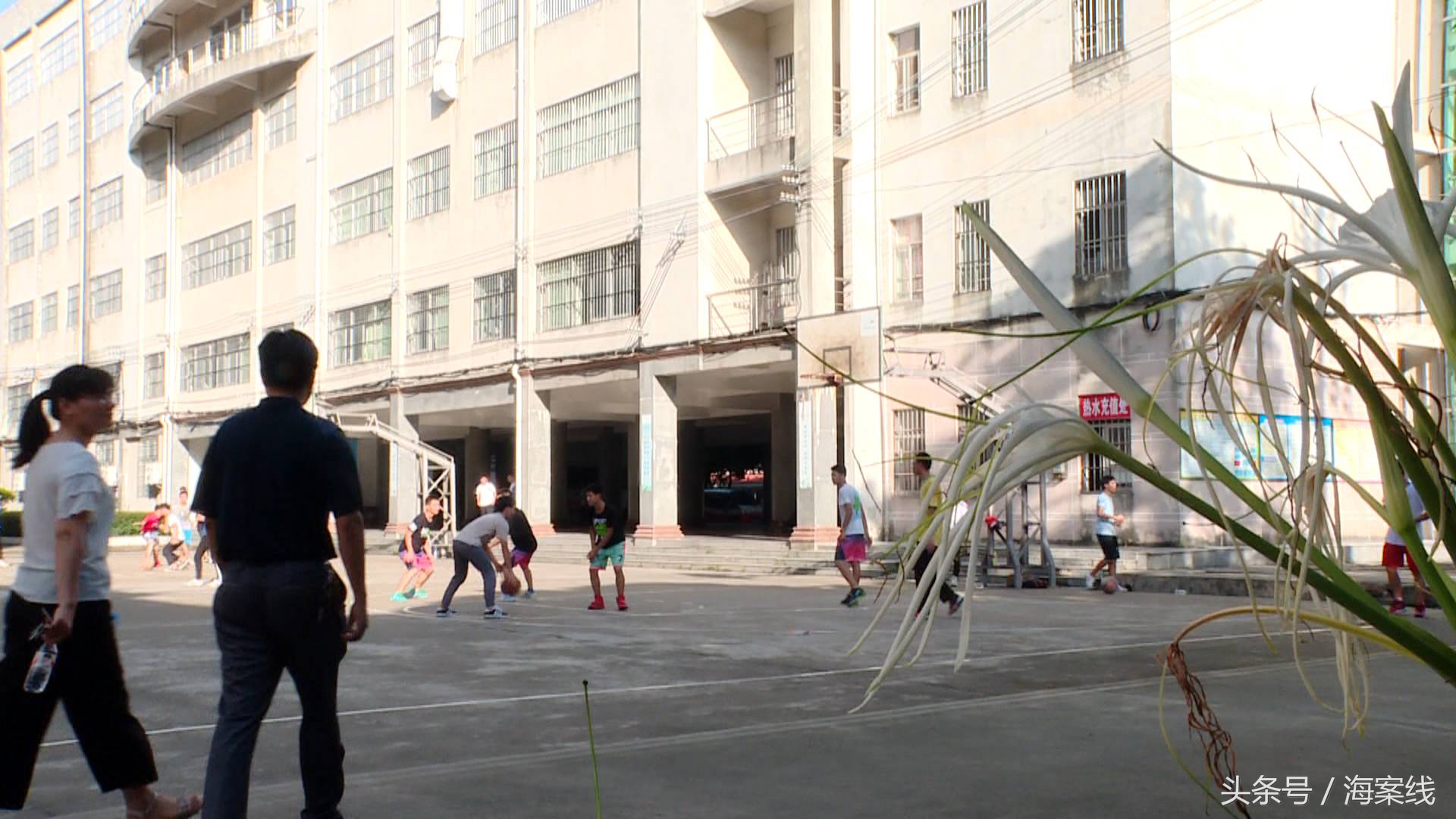 钦州市灵山县一所高中发生血案一名16岁男生被同寝室室友刺中要害身亡