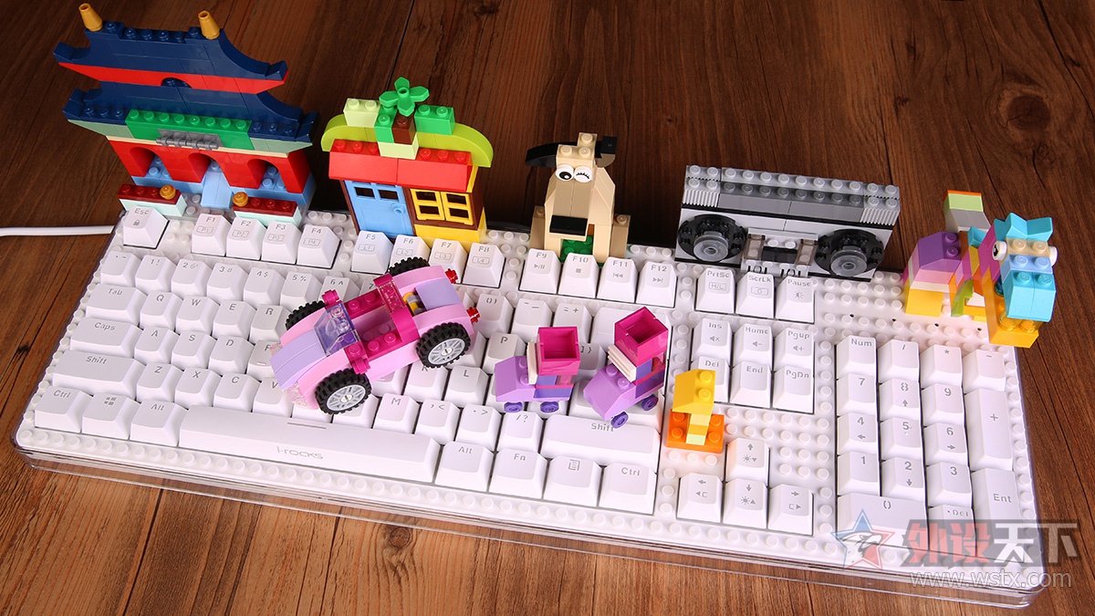 这款键盘有点厉害:可调键程、可在右上方组装乐高模型,最重要的是它有10种灯效