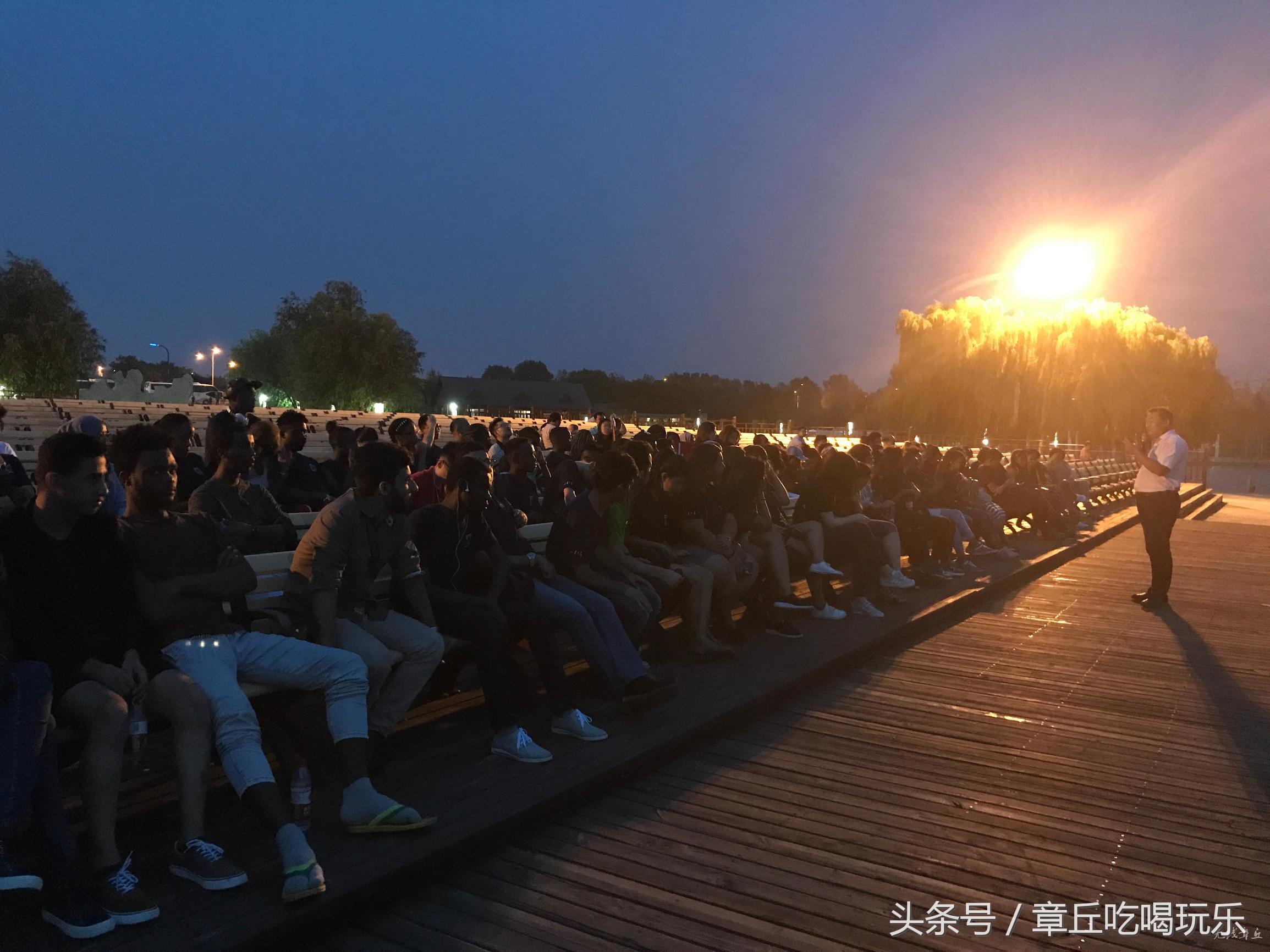 绣源河刷屏“联合国”朋友圈——山大学子夜看山大魅力后花园