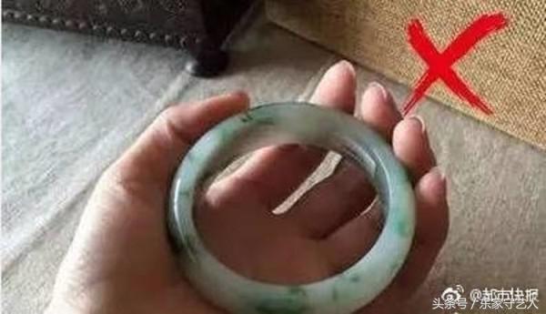 几十万的手镯碎了怎么办,几十万翡翠手镯断了还值钱吗