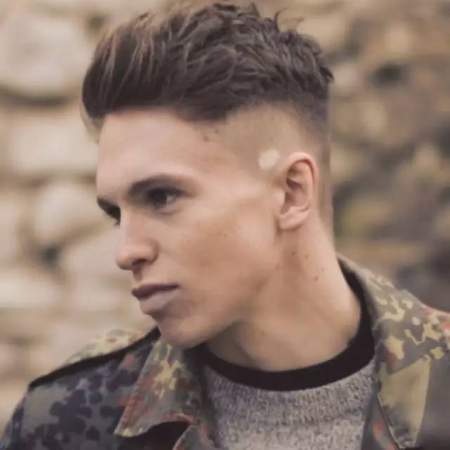 这个男孩用摔角暴打女朋友，惹得布洛克狂喷：去你妹的！