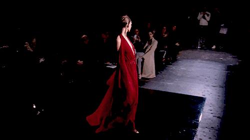 个矮、腿粗、腿短，还敢玩下身失踪？