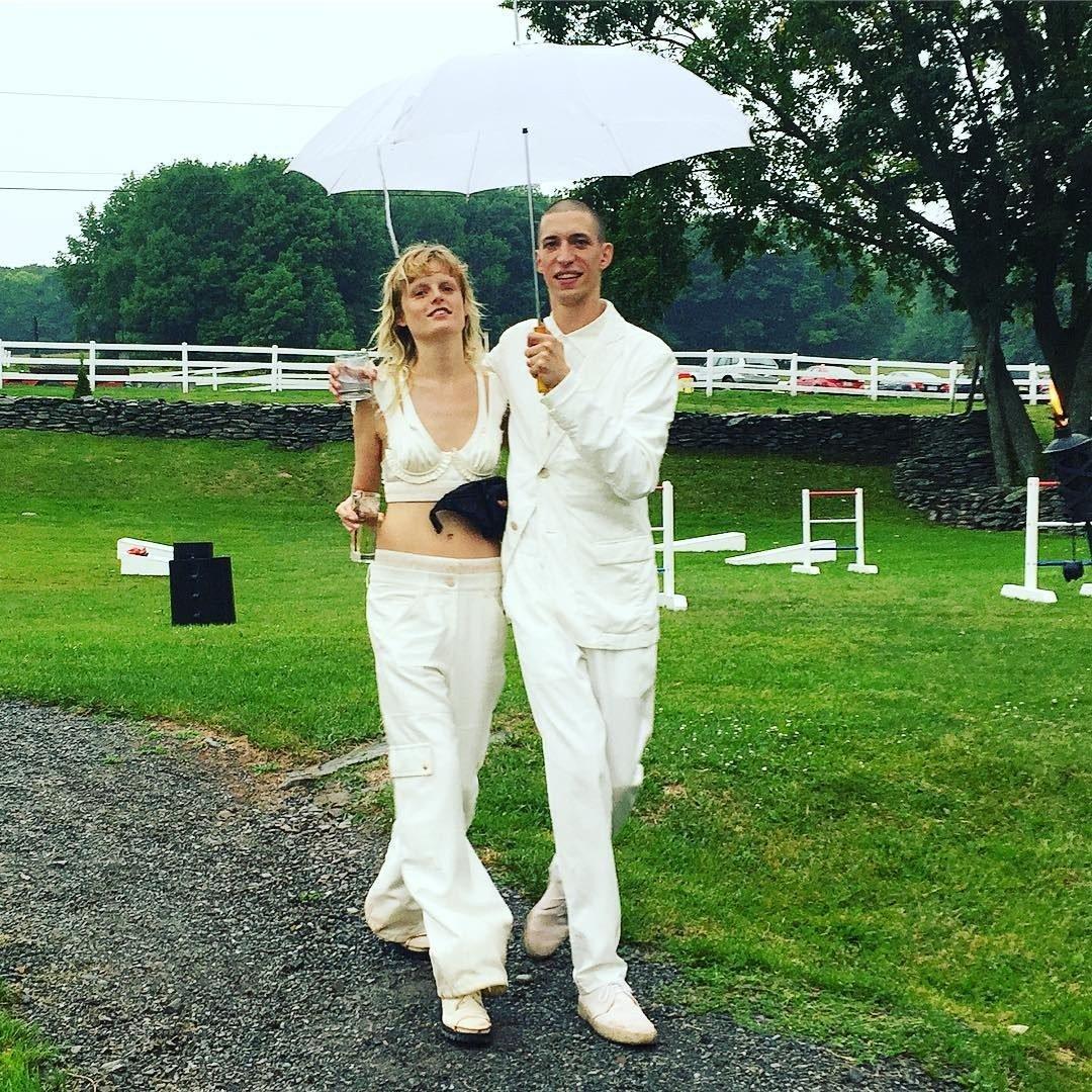 婚纱不搭球鞋就落伍！盘点8个中西方穿球鞋拍婚纱的女星