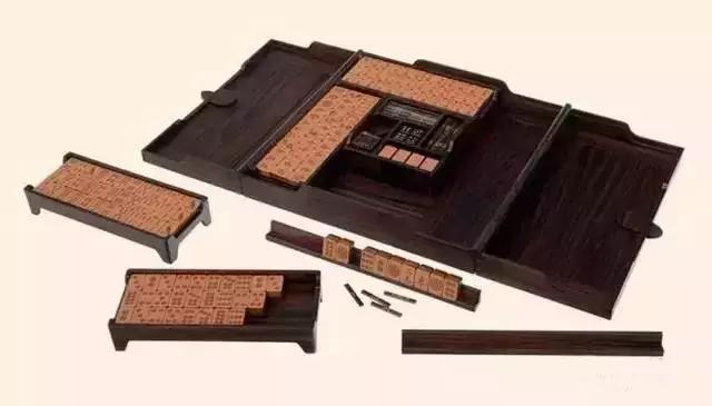 Prada卖185美刀的回形针被群嘲，那你让LV、爱马仕、superme怎么办？