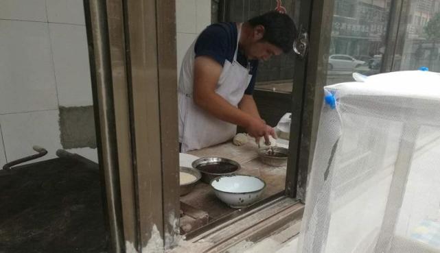 小伙开店卖烧饼年入百万,小伙摆摊卖饼2.5元一个