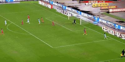 国足球迷爆粗口的搞笑视频,国脚发声为球员说话遭球迷怒斥