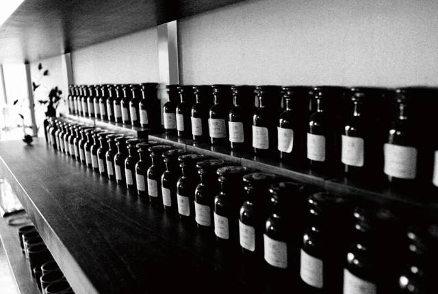 这个长得像胡歌的帅小伙，把张爱玲装进了一个香水瓶，还把有故事的香水做成了一辈子的事业