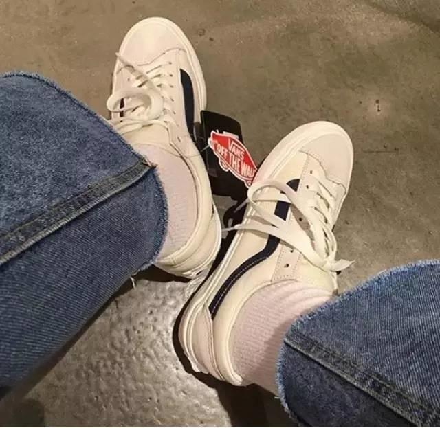 杨幂一口气买了十双的鞋,杨幂穿的薄荷绿运动鞋