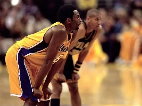 科比手指脱臼是哪场比赛,科比手指脱臼现场掰回