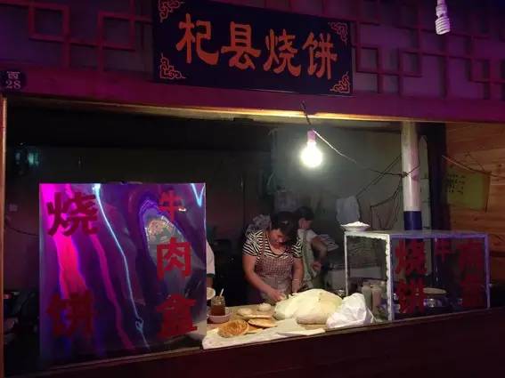 开封鼓楼广场离鼓楼夜市近吗,开封鼓楼夜市营业到几点