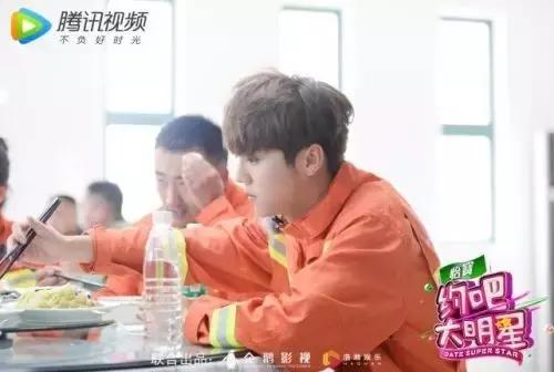 HALU哈鲁约吧大明星鹿晗*防队消**测评获优投球也是帅气十足鹿晗耿直问题被赞可爱