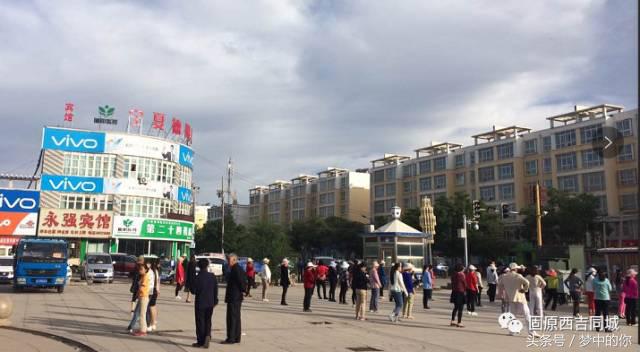 西吉县商业广场,在广场上逛街散步