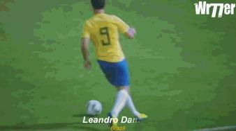 桑巴足球内马尔彩虹过人,经典十大足球精彩瞬间