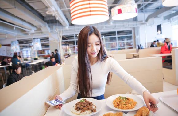 孙允珠露脐装短t恤,孙允珠一袭黑色丝绒露肩连衣裙