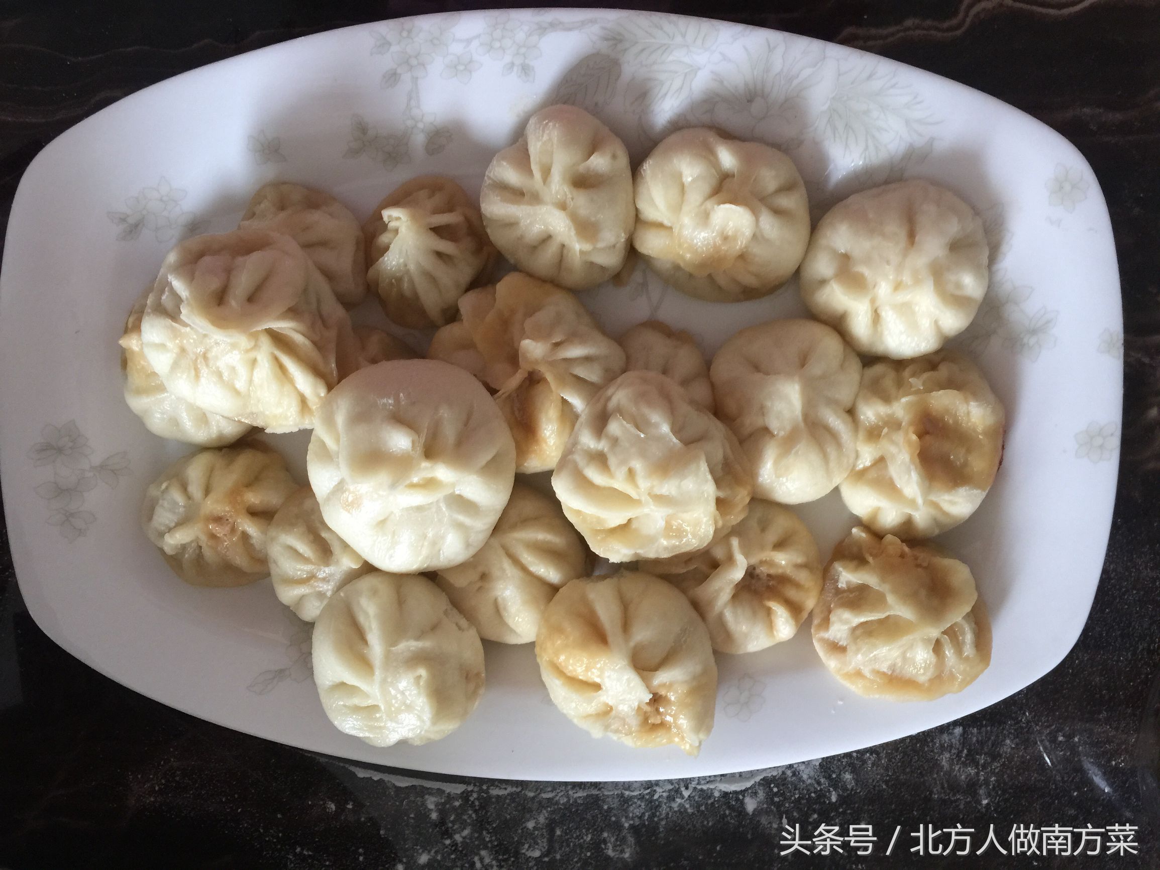 外面小笼包要6元一笼,周末自己在家动手做,好吃又实惠,一口气吃了十来个