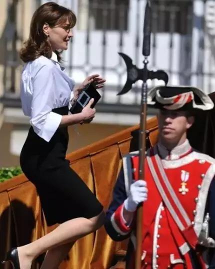 她是女版“王思聪”出身，却打出一手比他更好的牌，法国第一夫人布吕尼独特人生无须比较！