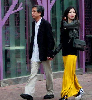 她与周星驰合拍电影:丈夫是著名导演,离异后前夫与妙龄女郎秀恩爱!