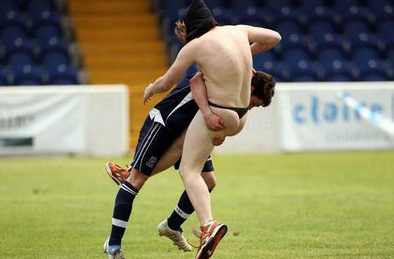 足球场上的奇葩操作,足球上的奇葩场面