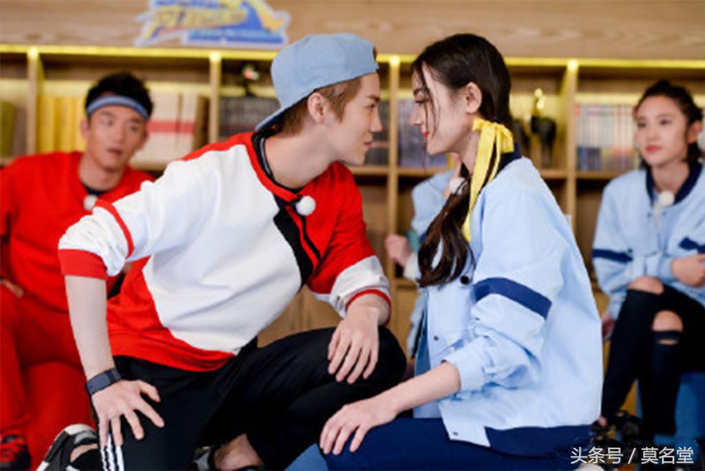 鹿晗换了金色的戒指,鹿晗转戒指