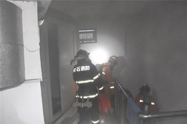棋牌室火灾,发生火灾消防员第一时间赶到现场