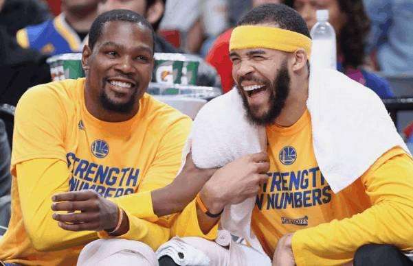 勇士招募杜兰特付出多大诚意,勇士队招募杜兰特报了一箭之仇