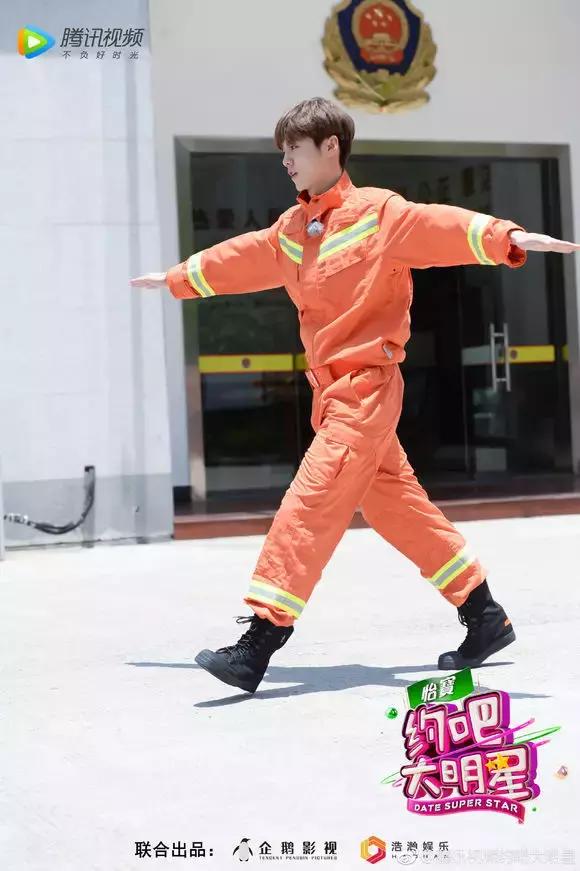 HALU哈鲁约吧大明星鹿晗*防队消**测评获优投球也是帅气十足鹿晗耿直问题被赞可爱