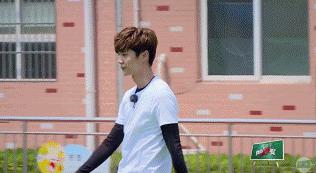 当易烊千玺和鹿晗同时出现在足球场上,你激动不?大佬,你的千纸鹤黑你