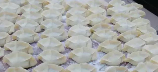 一个老外说一年之内吃遍成都,一个老外说要在一年内吃遍中国