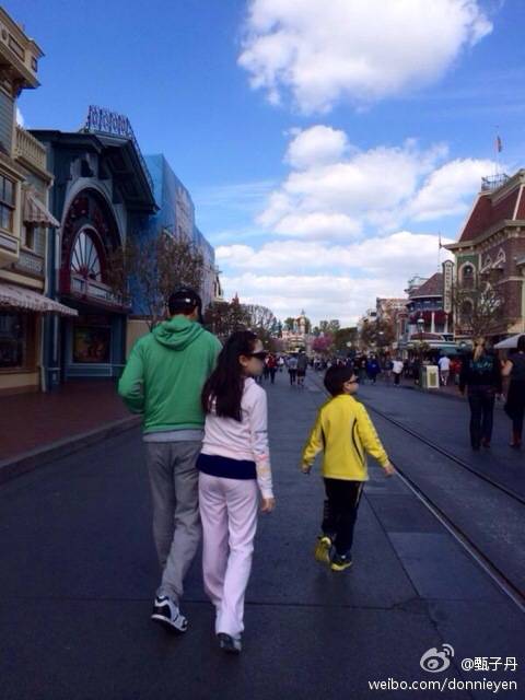 甄子丹儿子跆拳道红带,张晋被女儿“甜蜜家暴”,功夫二代太厉害