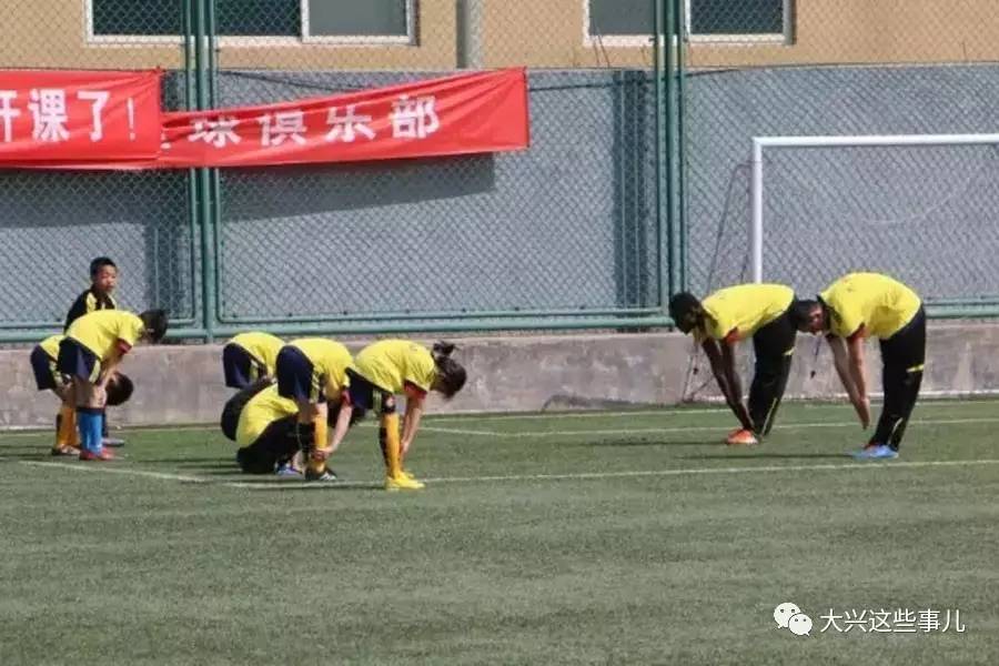 跟着足球外教学英语,暑假带娃踢球