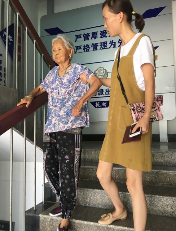 七旬老太户口本上突然多出两人,户口本凭空多出一个老太太咋办