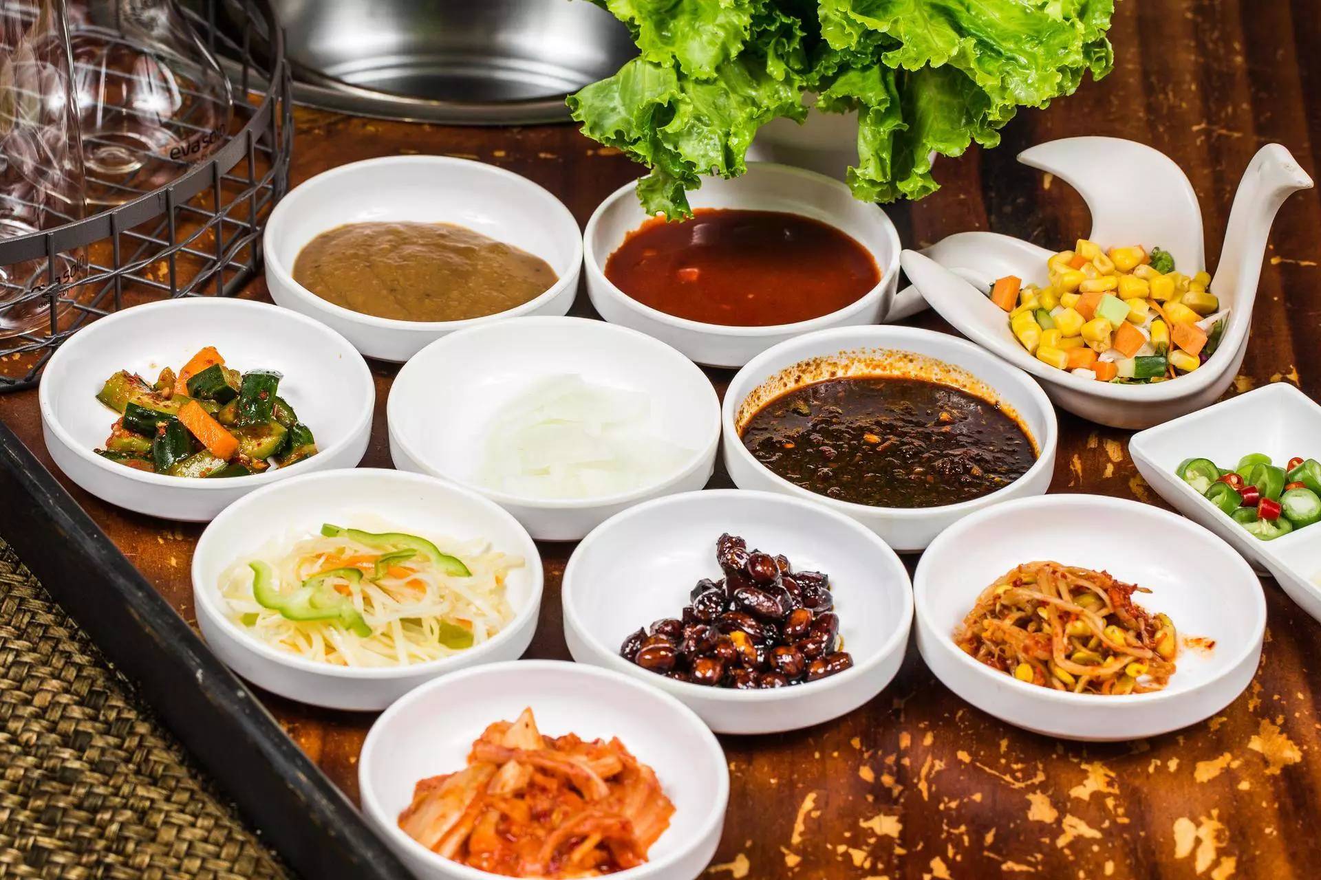 “五级辣”火山辣烤猪蹄、芝士烤肉锅、活鳗鱼三吃，想尝津城独一家才有的招牌菜，你得去津城美食街—西湖道！你能挑战顶级辣？还能打五折