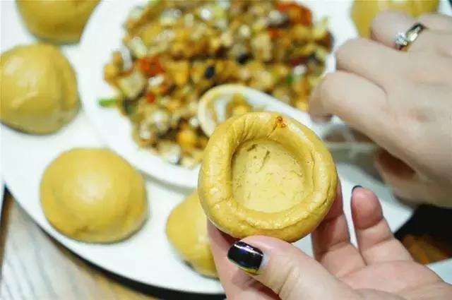 蒙眼用剪刀做面，服了！这么牛X的店居然系佛山的10年老字号！东家好吃才是硬道理！