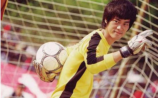 周星驰吴孟达电影少林足球,少林足球吴孟达周星驰截图