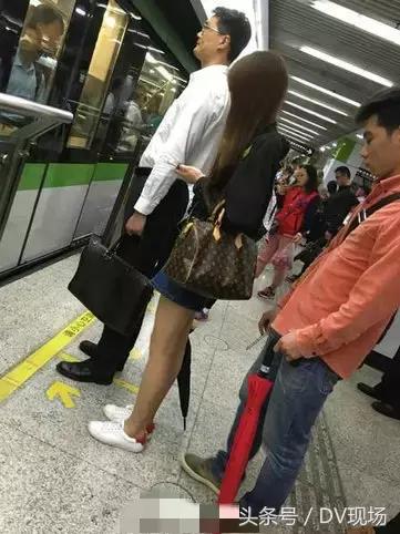 靓女注意！肇庆街头出现变态猥琐男，公交车站*拍偷**女性裙底