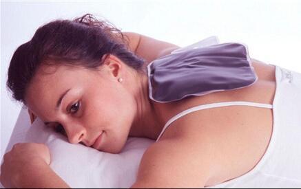 用酒瓶当枕头能治颈椎病吗,啤酒瓶治颈椎病方法