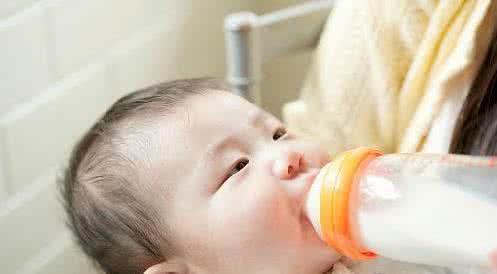 冲奶粉的奶量怎么算,怎么看宝宝喝的奶粉量刚合适