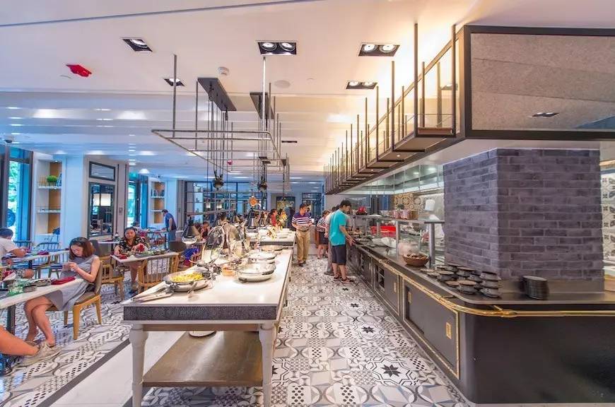 一天吃四五顿饭不长肉才怪,一天吃四顿不胖都不行