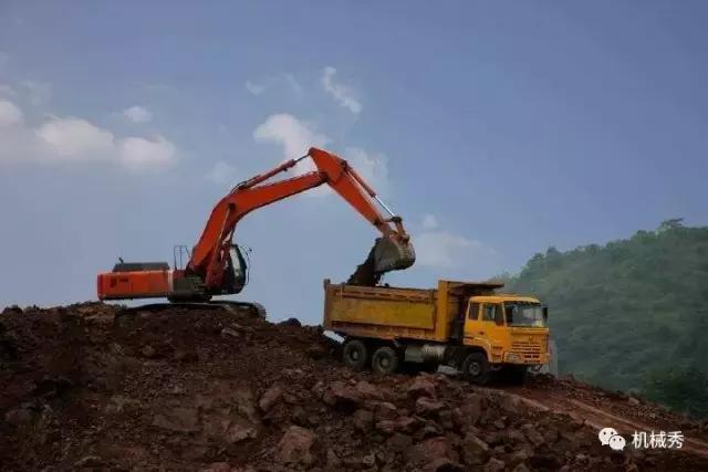 二手小型挖掘机市场及挖机价格,二手挖机市场的坑是什么