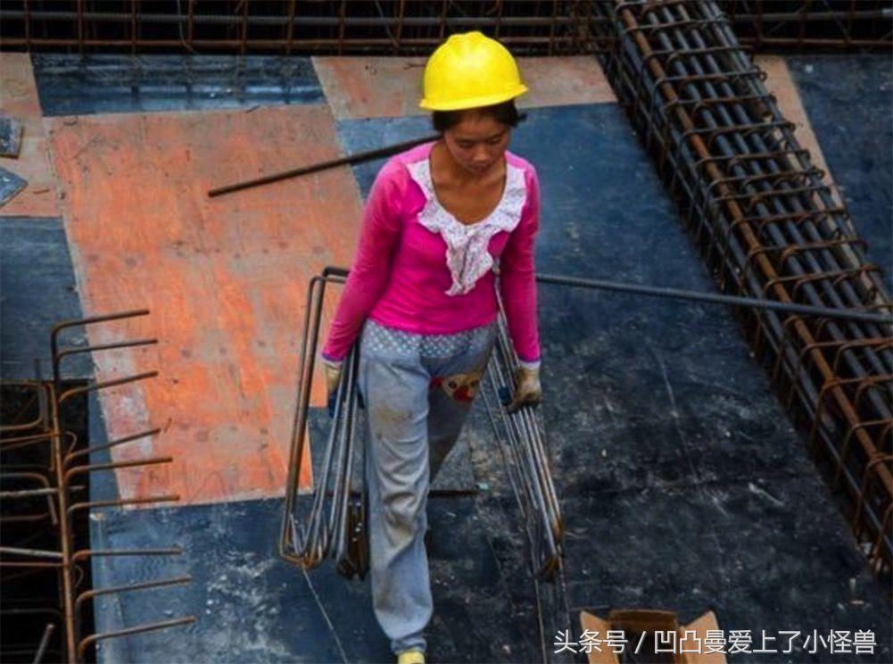 在工地上做工的女人，上班时候虽然满头大汗，然而她们下班后也是风情万种！