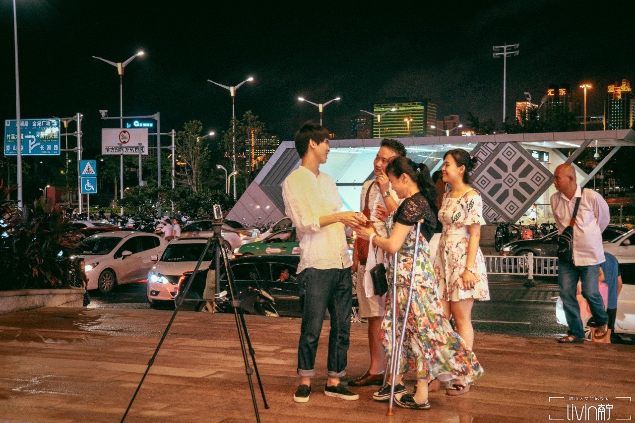 那个在航洋门口吹口琴的小哥：用音乐感谢这座城市